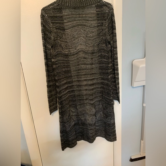 Size small Black and grey duster. - Picture 2 of 4